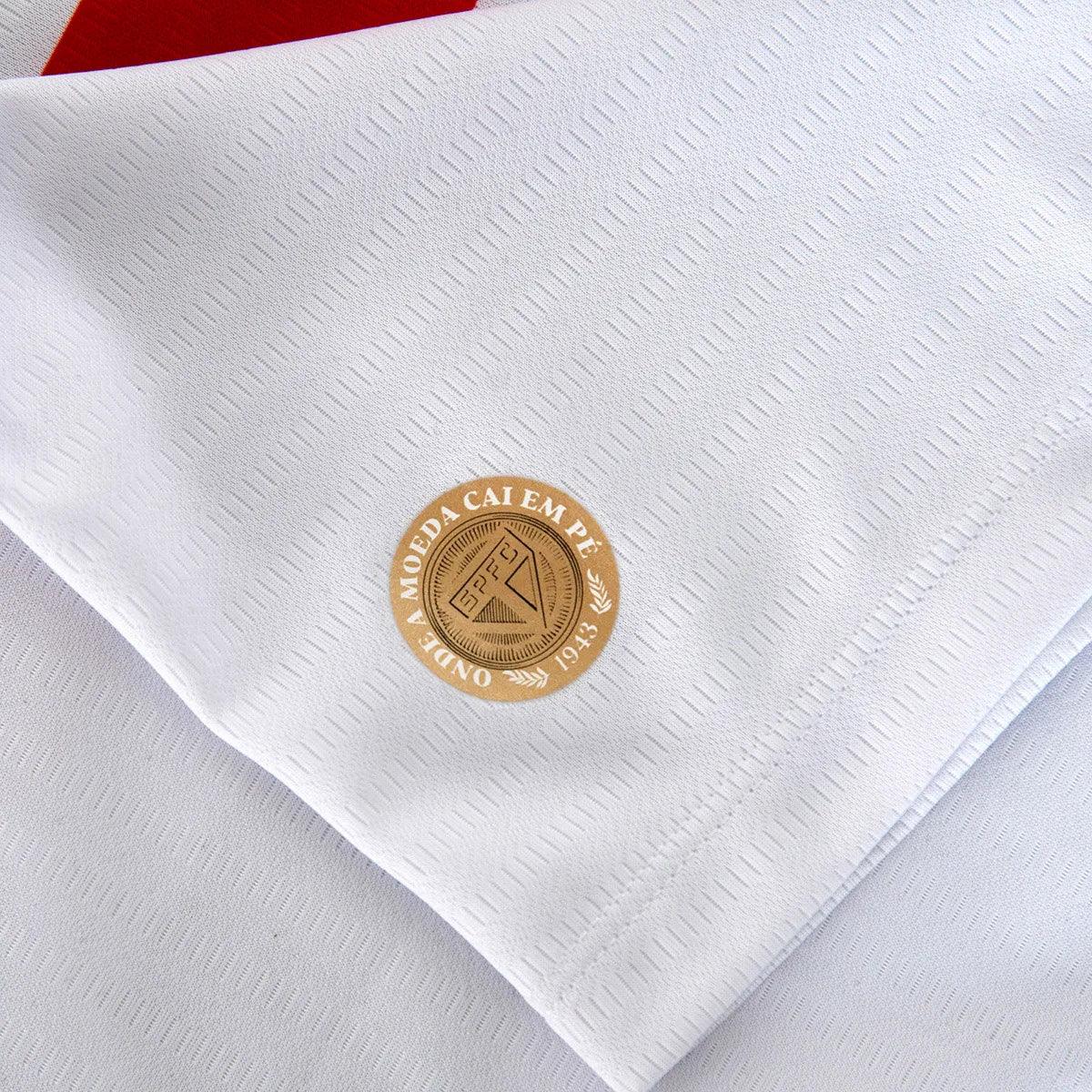 Camisa New Balance São Paulo FC 2024/25 I, detalhe do escudo