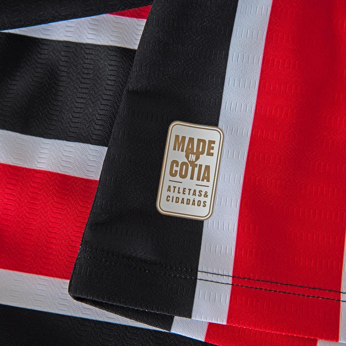 Camisa New Balance São Paulo FC 2024/25 II, detalhe do escudo
