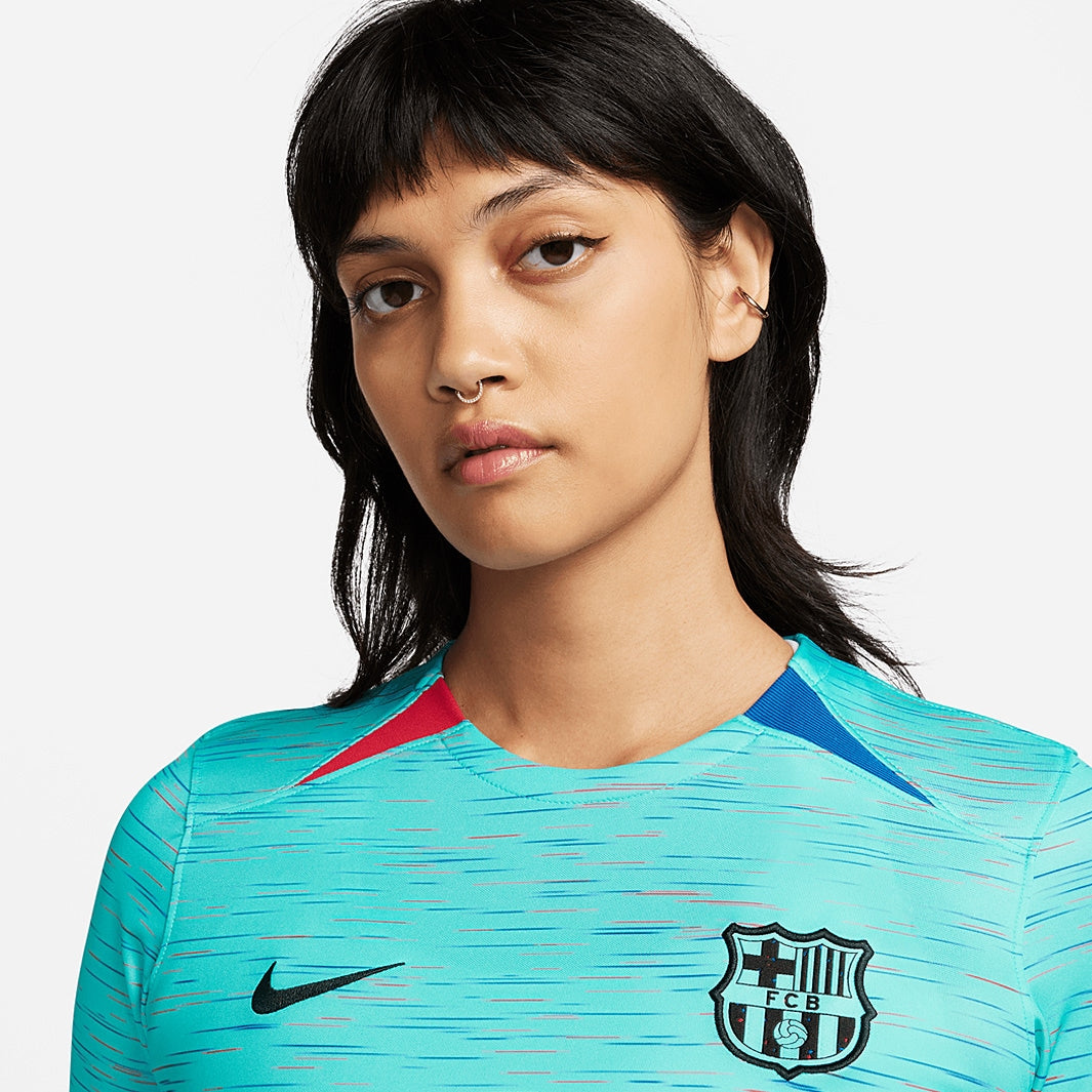 Camisa Nike FC Barcelona 2023/24 III Torcedora, detalhe do escudo