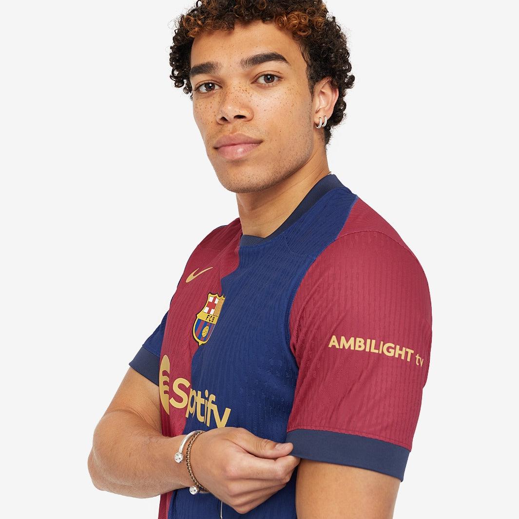 Camisa Nike FC Barcelona 2024/25 I Torcedor, detalhe do escudo