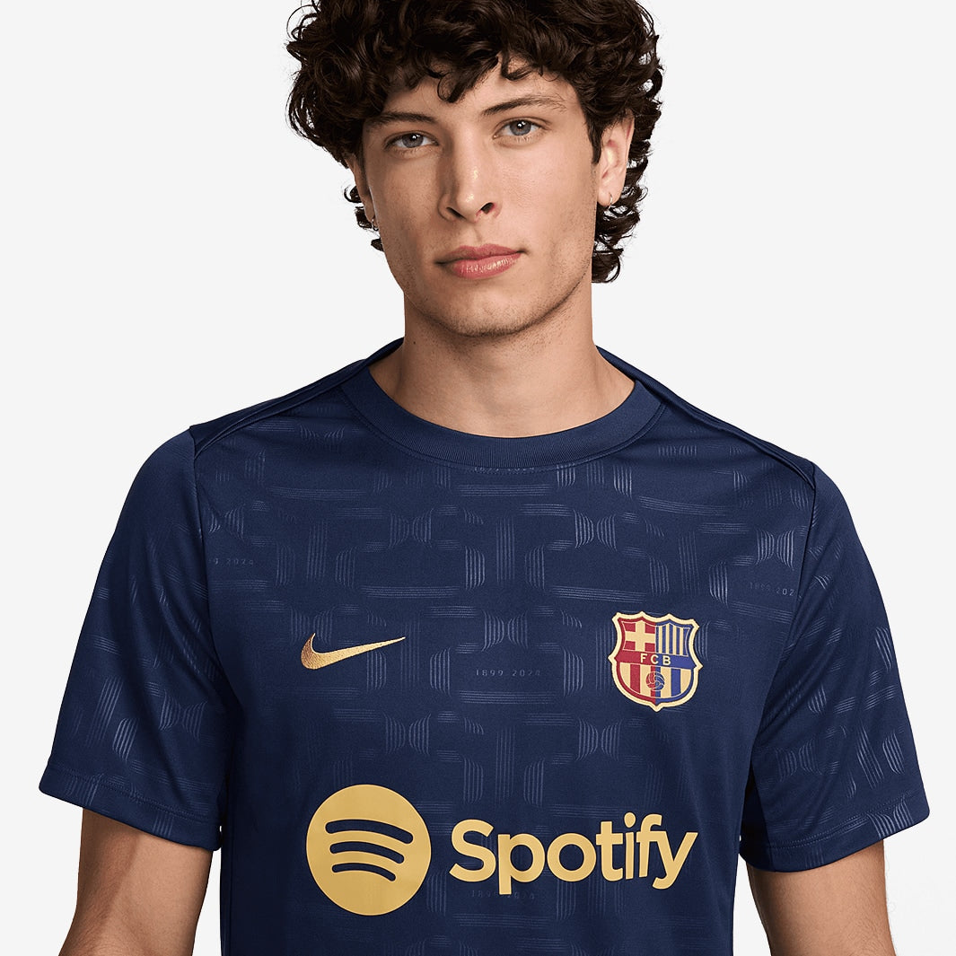 Camisa Nike FC Barcelona 2024/25 I Torcedor Pré-jogo, detalhe do escudo