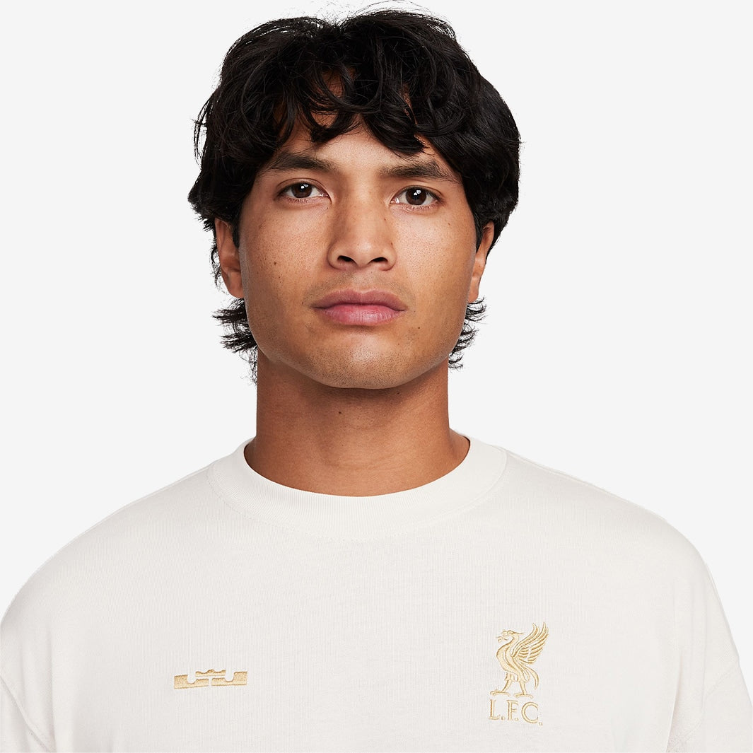 Camisa Nike LeBron James Liverpool FC, detalhe do escudo