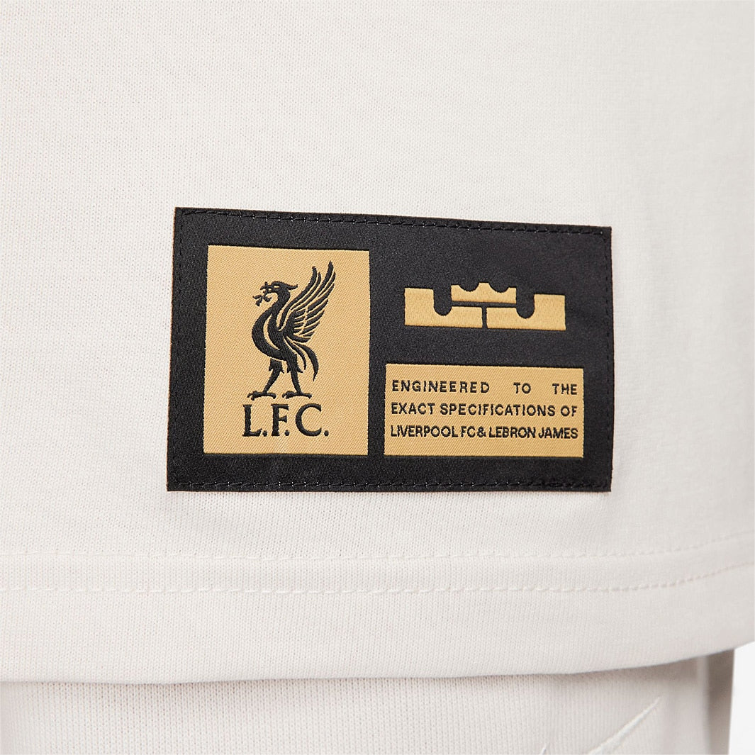 Camisa Nike LeBron James Liverpool FC, detalhe da gola
