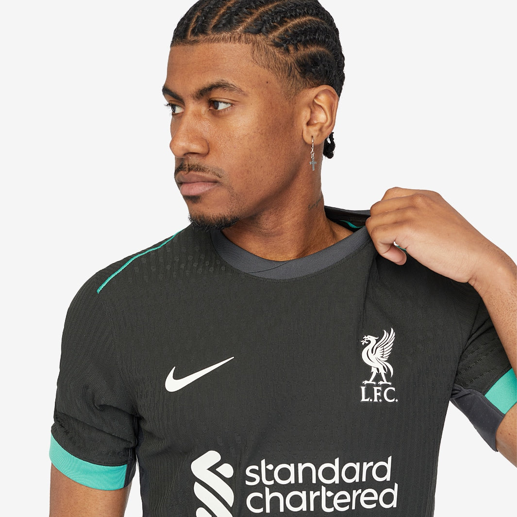 Camisa Nike Liverpool FC 2024/25 II Jogador, detalhe do escudo