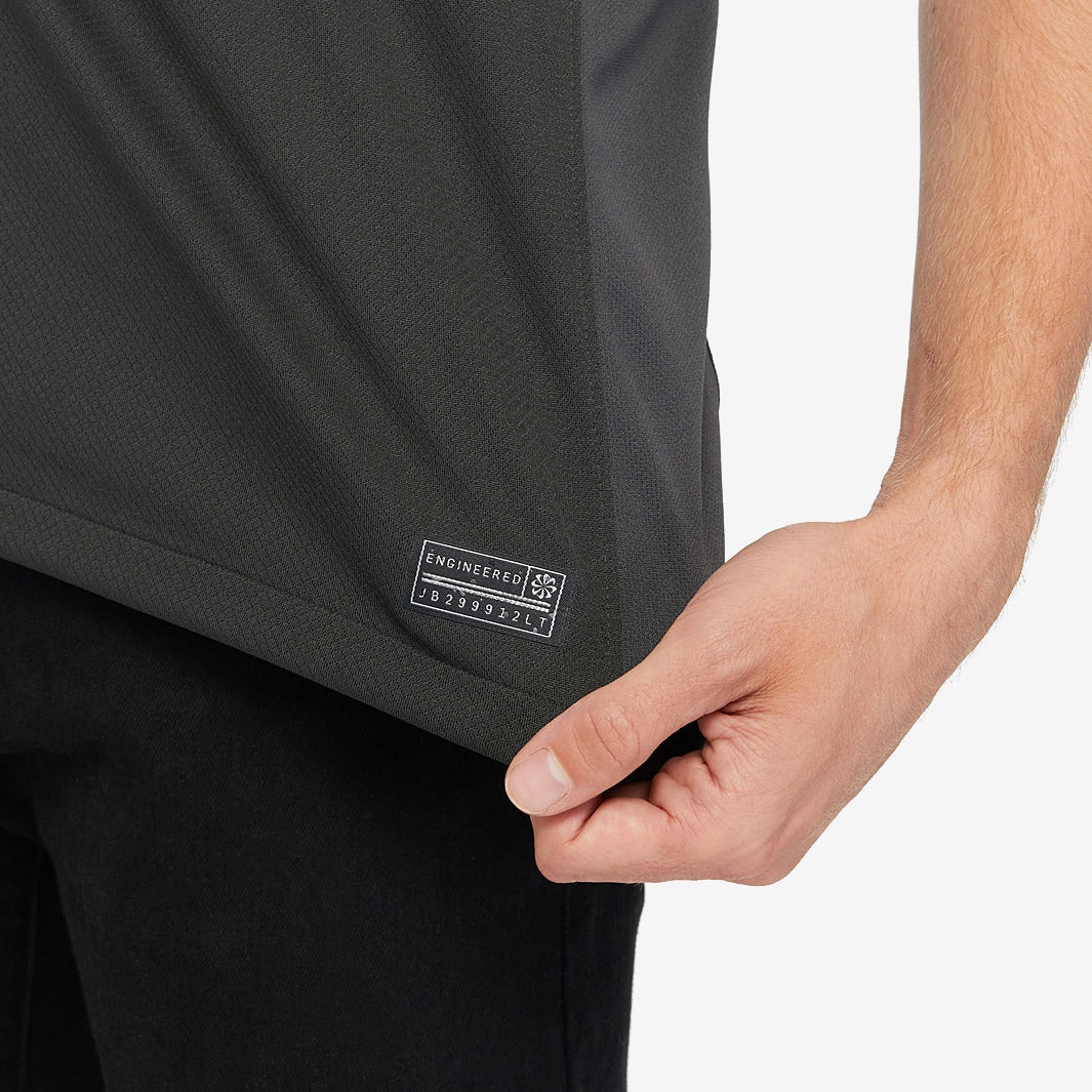 Camisa Nike Liverpool FC 2024/25 II Torcedor, detalhe da manga