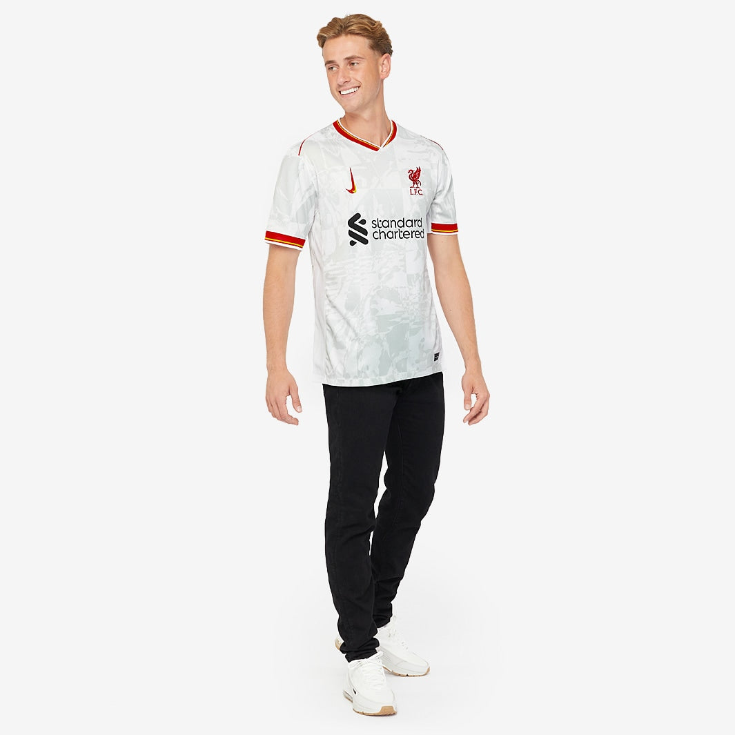 Camisa Nike Liverpool FC 2024/25 III Torcedor, detalhe do escudo