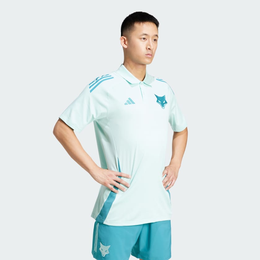 Polo Adidas Cruzeiro 2025/26, detalhe do escudo