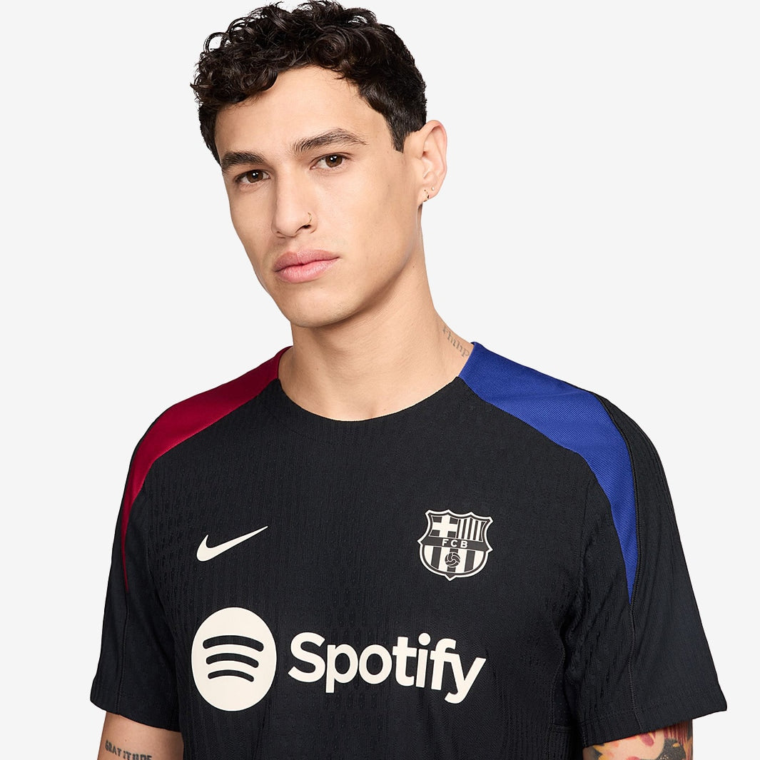 Camisa Treino Nike FC Barcelona 2024/25, detalhe do escudo