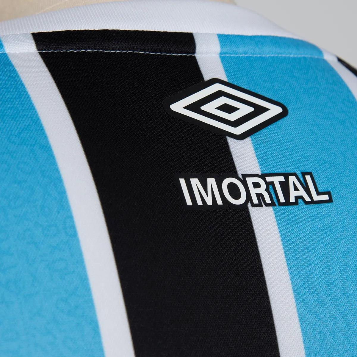 Camisa Umbro Grêmio 2024/25 I, detalhe do escudo