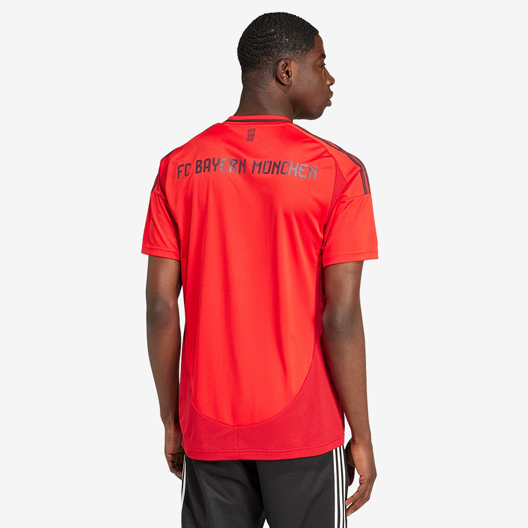 Camisa Adidas Bayern de Munique 2024/25 I Torcedor, detalhe do escudo