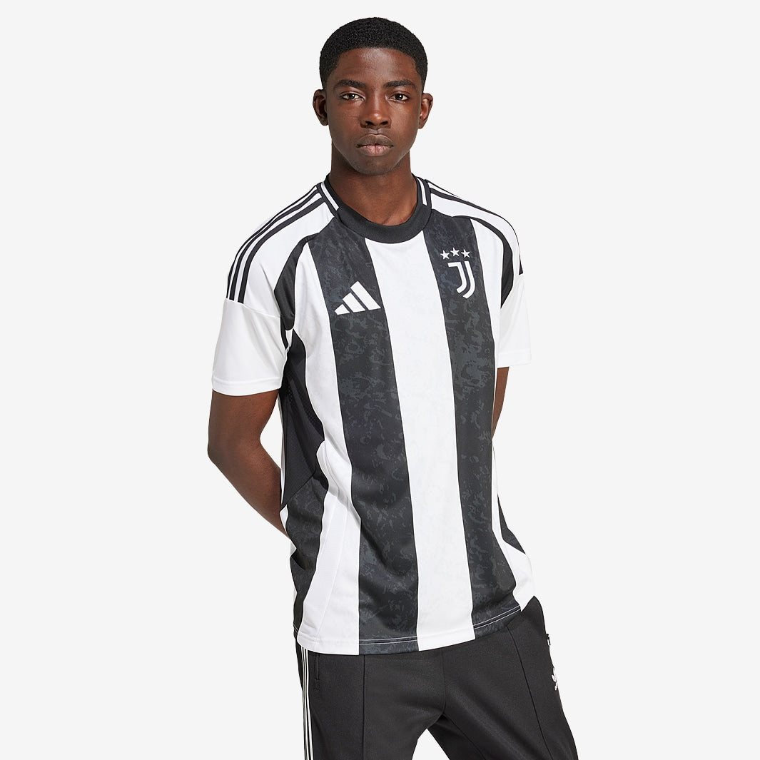 Camisa Adidas Juventus FC 2024/25 I, detalhe do escudo