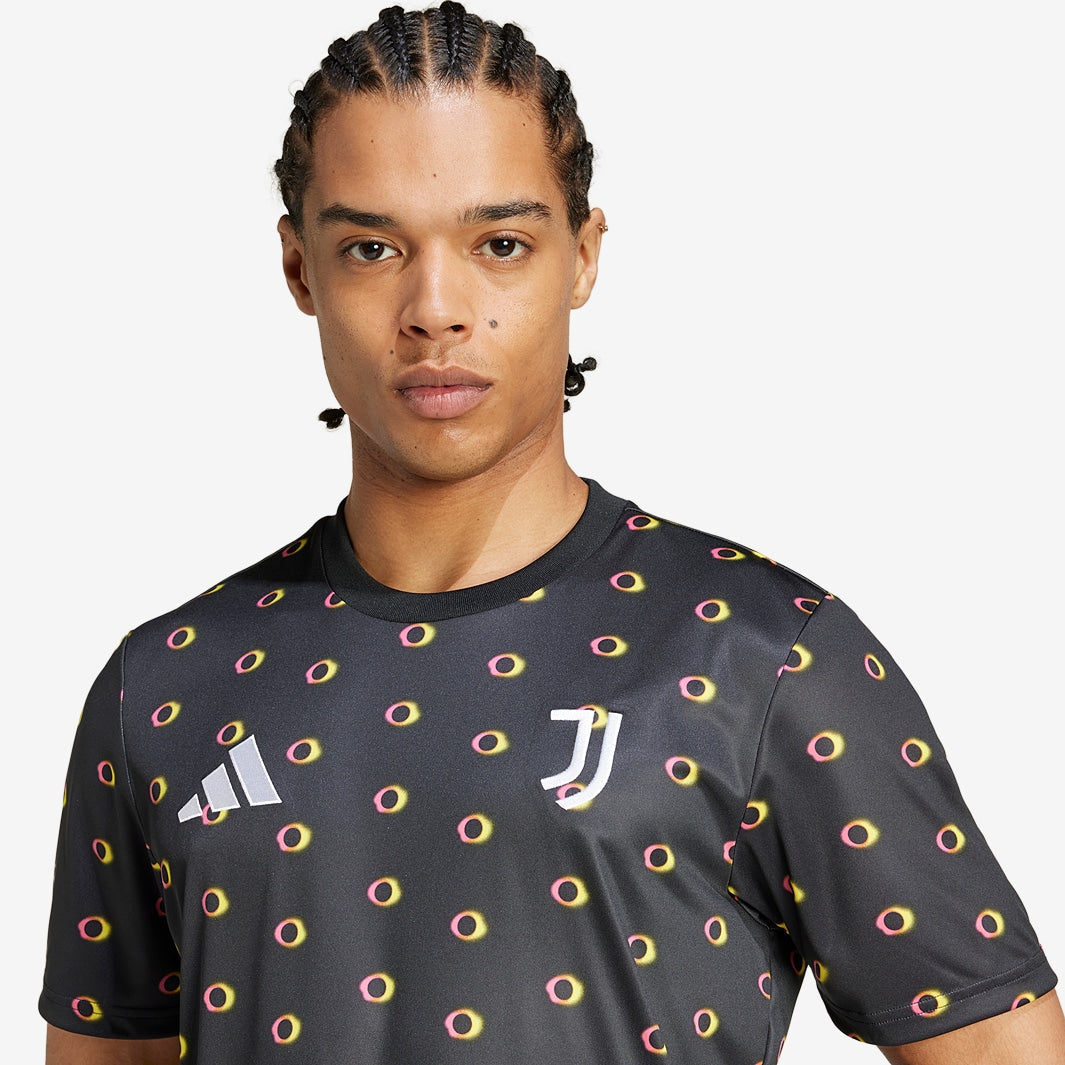 Camisa Adidas Juventus FC 2024/25 Pré-Jogo, detalhe do escudo
