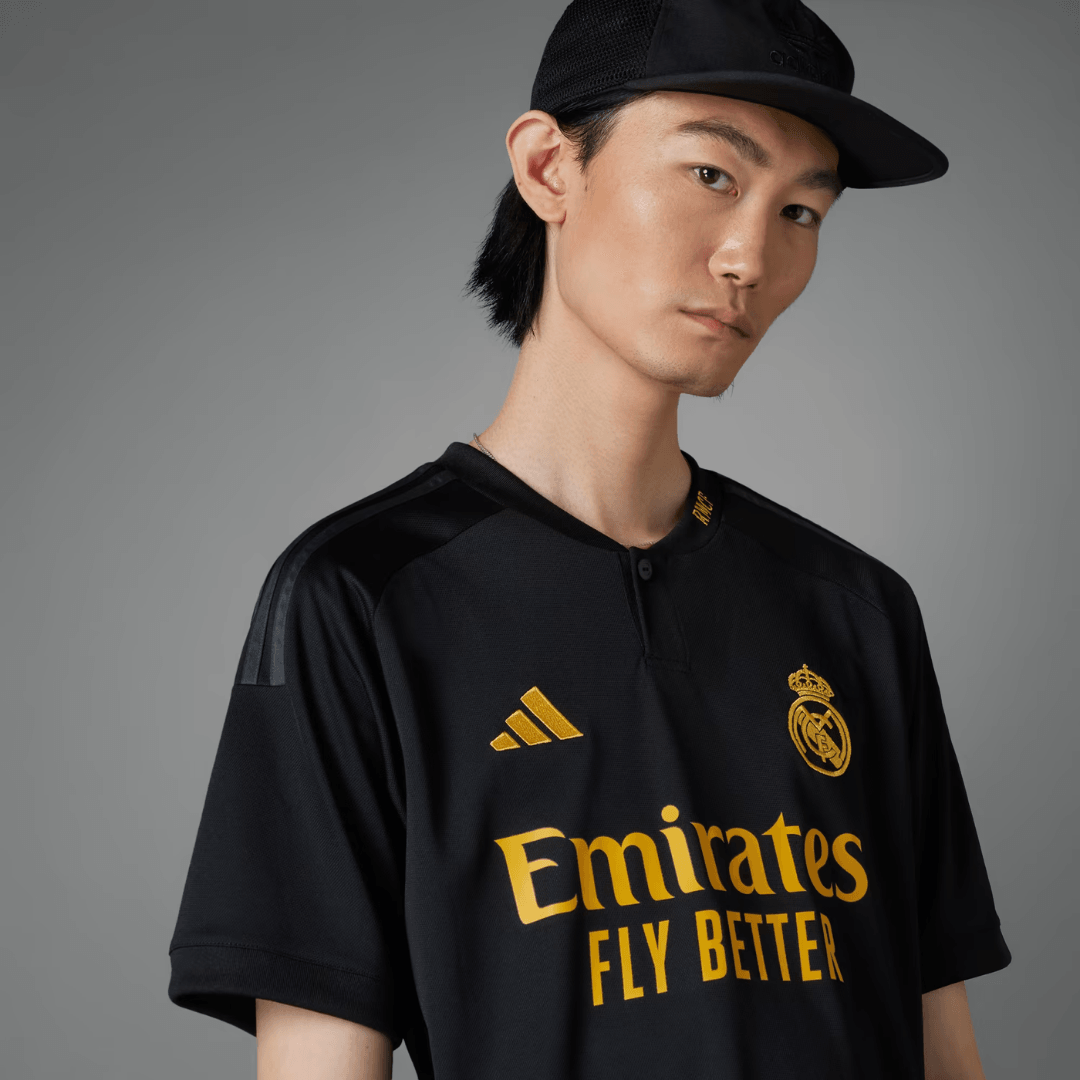 Camisa Adidas Real Madrid 2023/24 III, detalhe do escudo