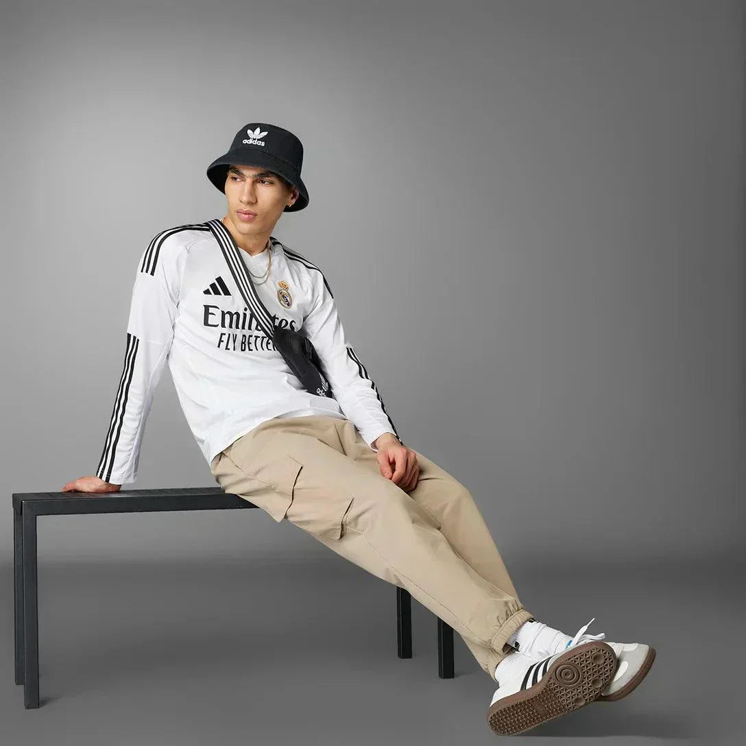 Camisa Adidas Real Madrid 2024/25 I Manga Longa, detalhe do escudo