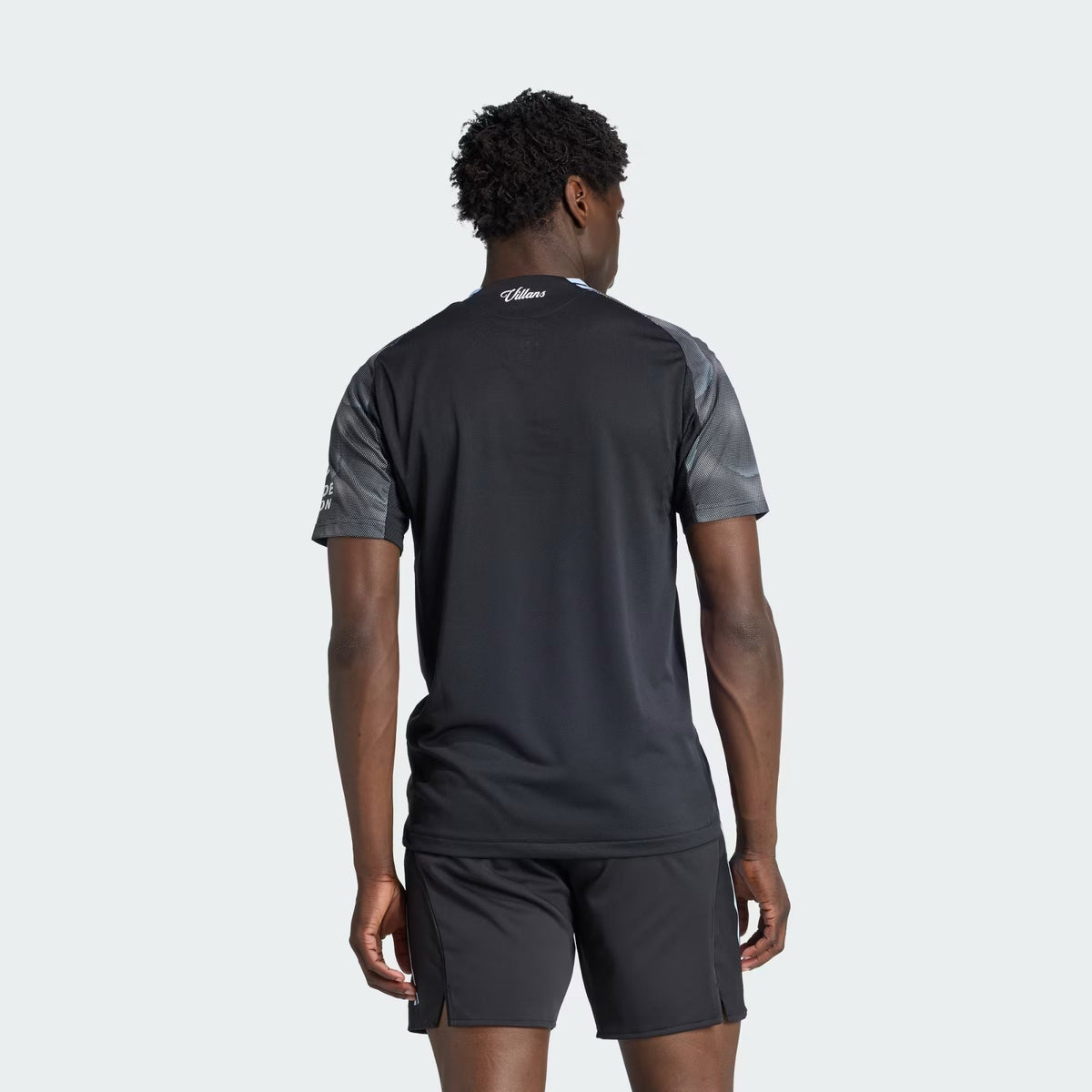 Camisa Aston Villa 2025/26 II, detalhe do escudo