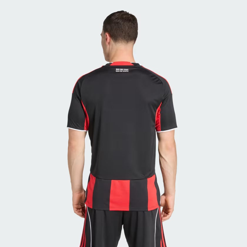 Camisa Frankfurt 2025/26 I, detalhe do escudo