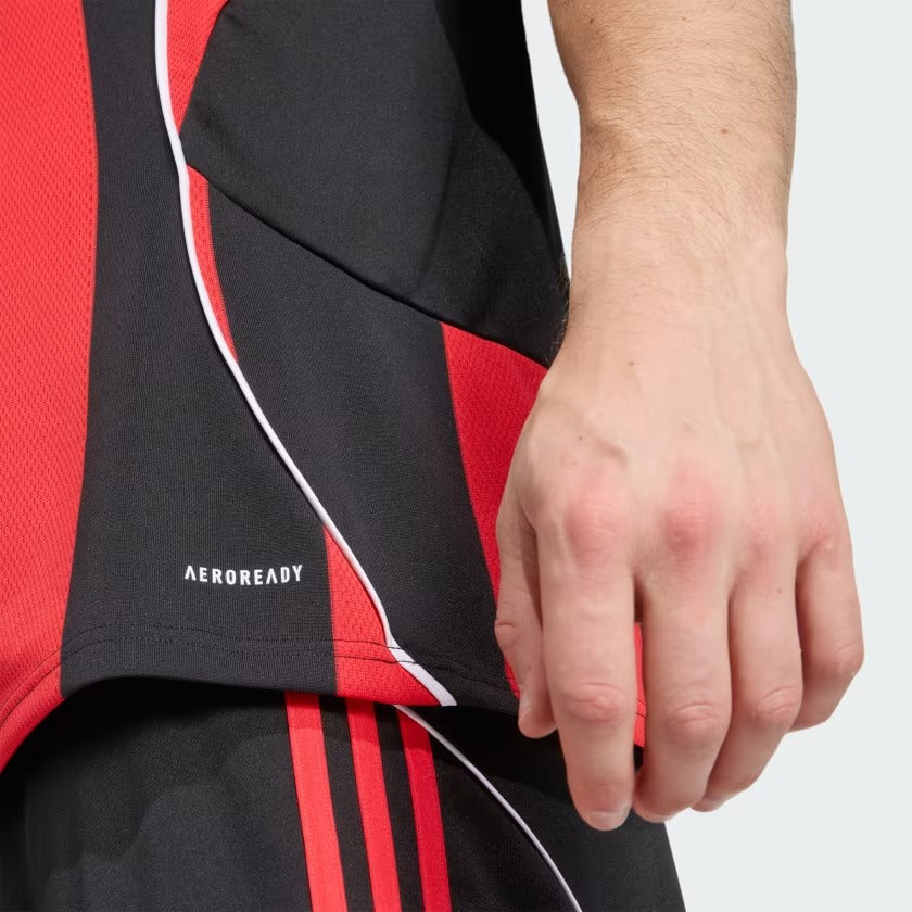 Camisa Frankfurt 2025/26 I, detalhe da manga