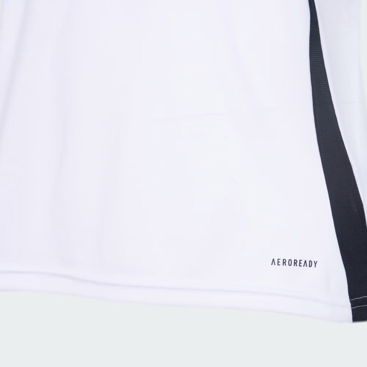 Camisa Adidas Atlético Mineiro 2025/26 II, detalhe do escudo