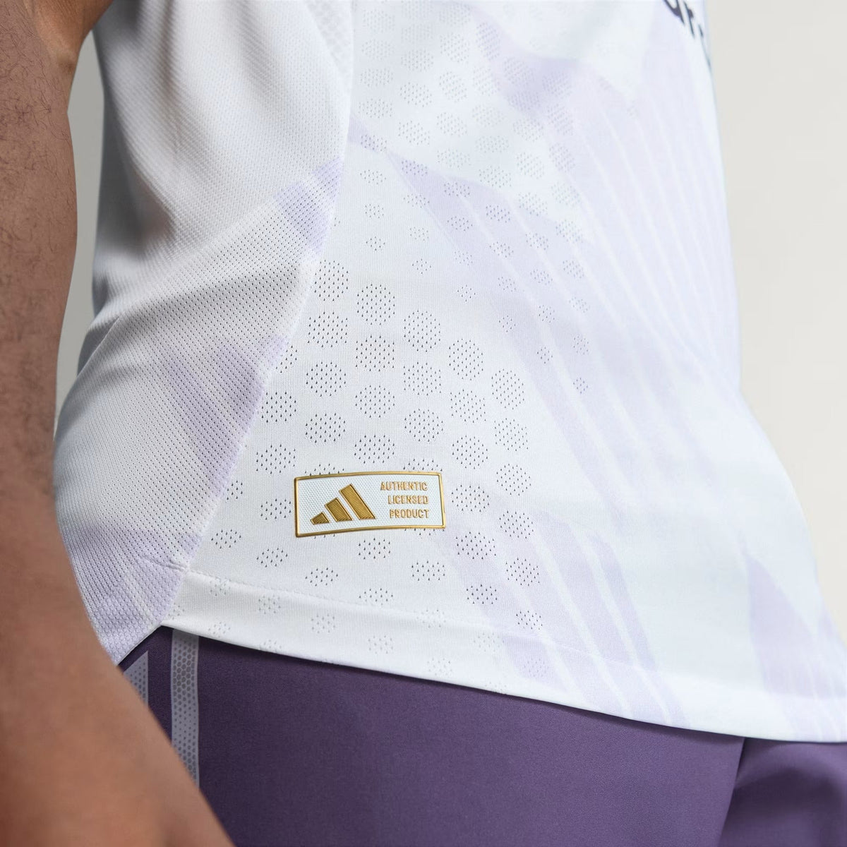 Camisa Adidas Manchester United 2025/26 II, vista lateral