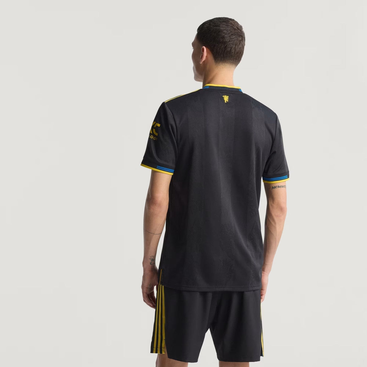 Camisa Adidas Manchester United 2025/26 III, detalhe do escudo