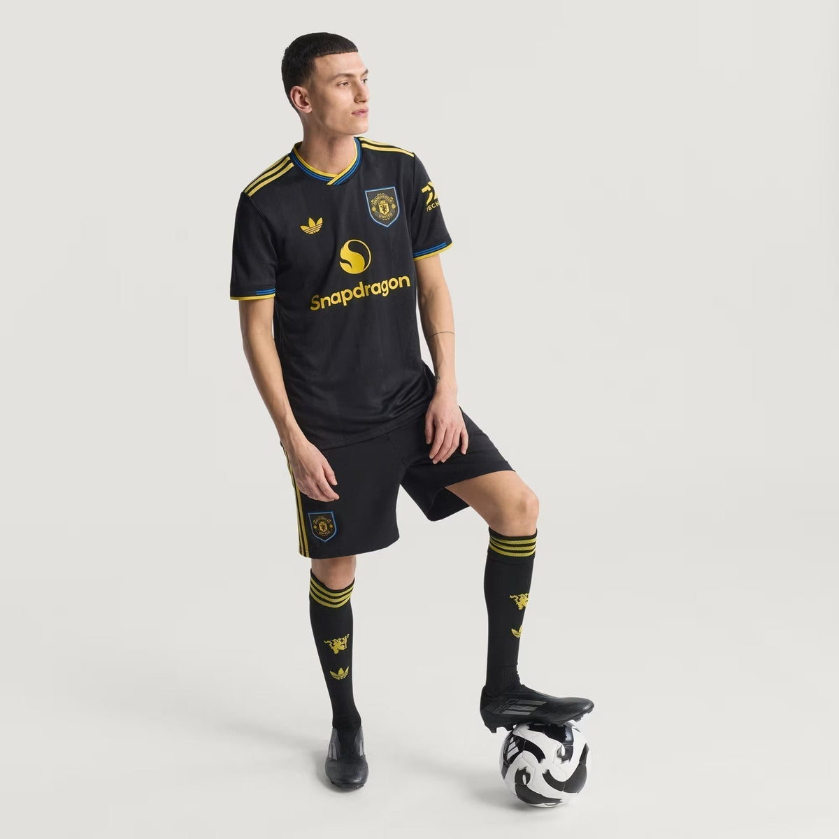 Camisa Adidas Manchester United 2025/26 III, vista lateral