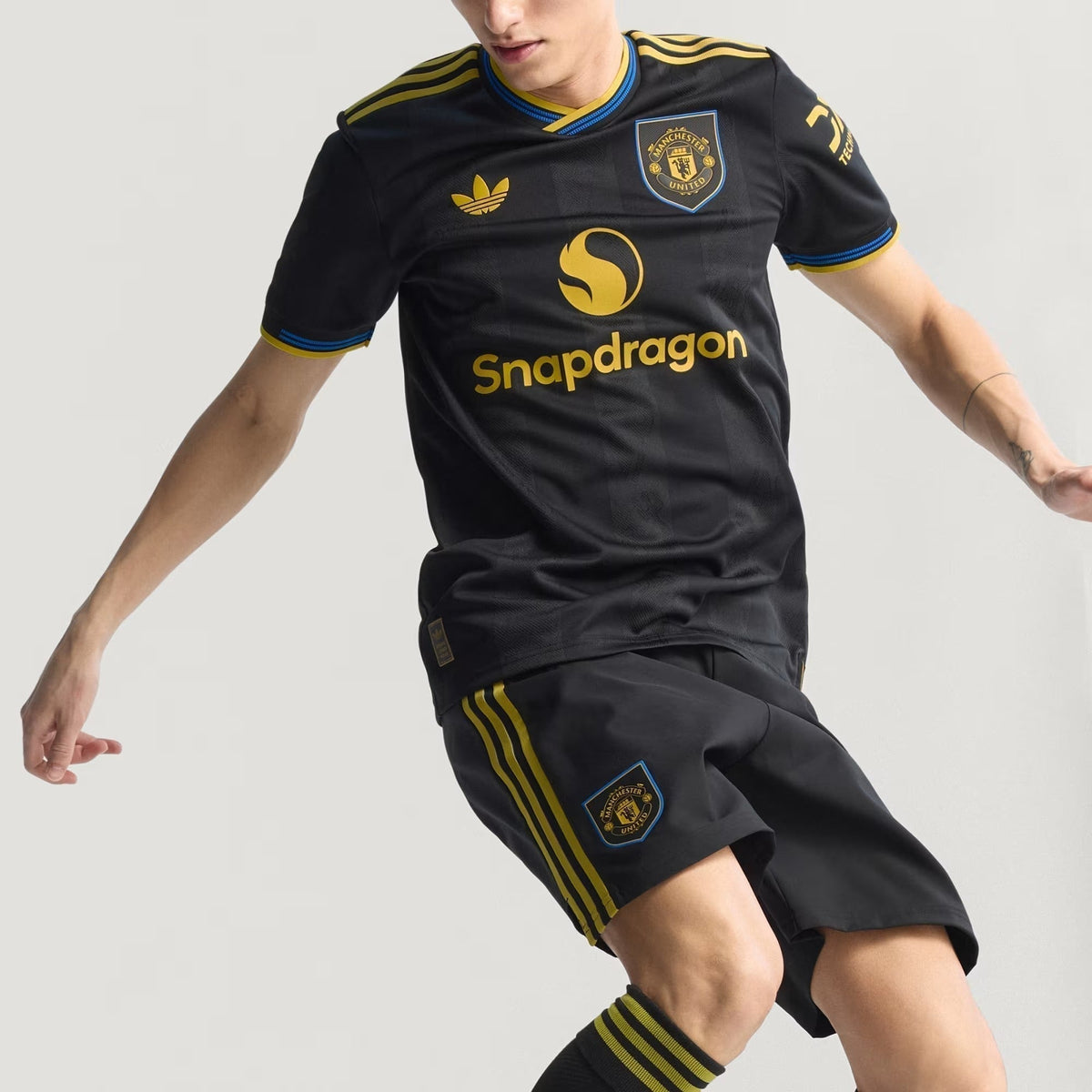 Camisa Adidas Manchester United 2025/26 III, etiqueta interna