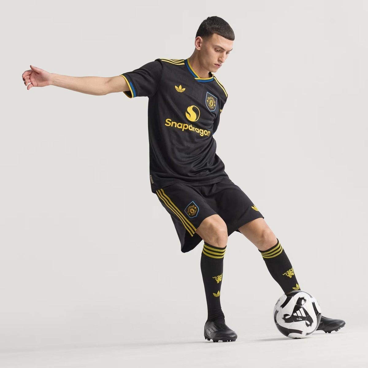 Camisa Adidas Manchester United 2025/26 III, detalhe da manga