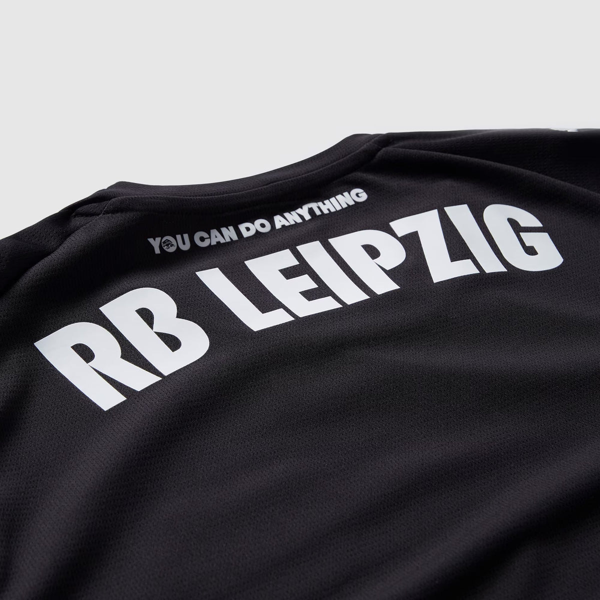 Camisa RB Leipzig 2025/26 III, detalhe do escudo