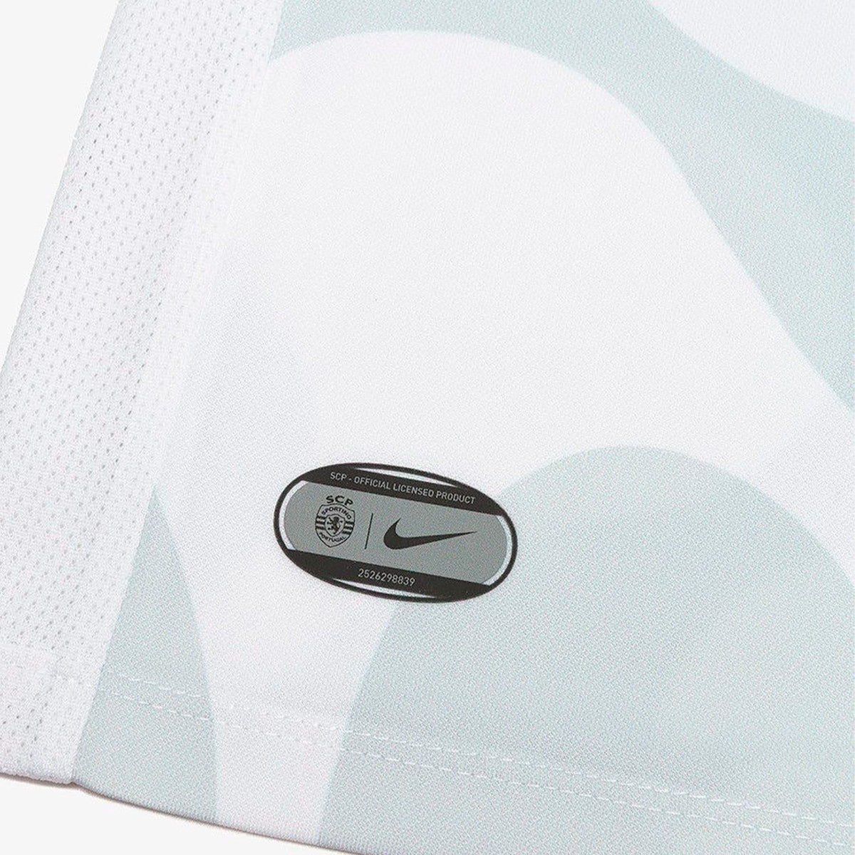 Camisa Sporting 2025/26 II, detalhe do escudo