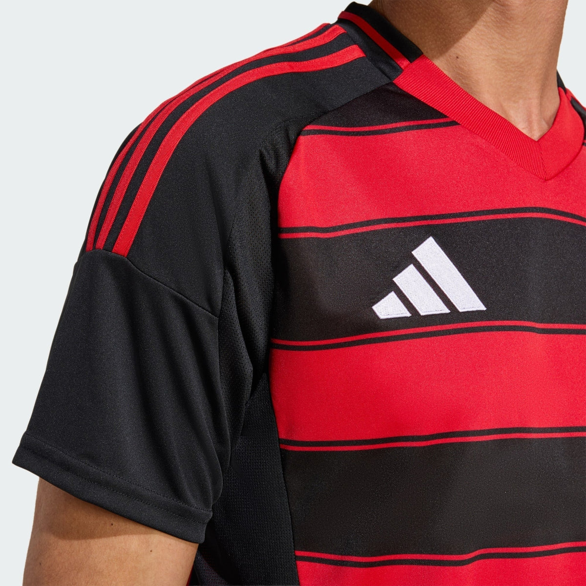 Camisa Adidas Flamengo 2025/26 I LÉO PEREIRA N° 4, vista de costas