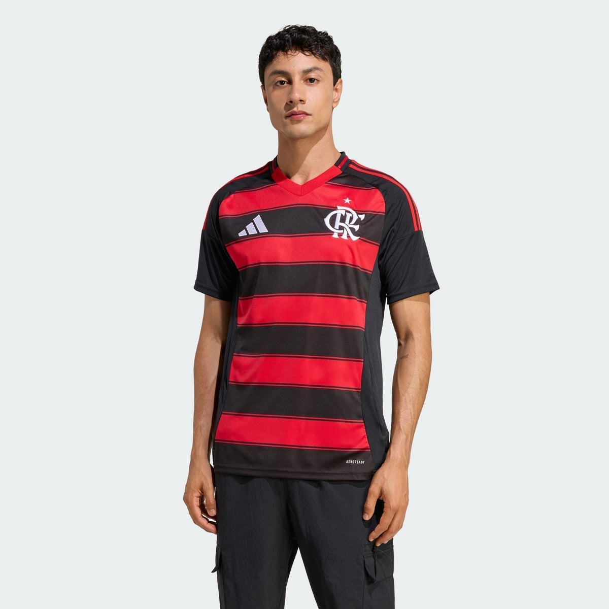 Camisa Adidas Flamengo 2025/26 I PEDRO N° 9, detalhe do escudo