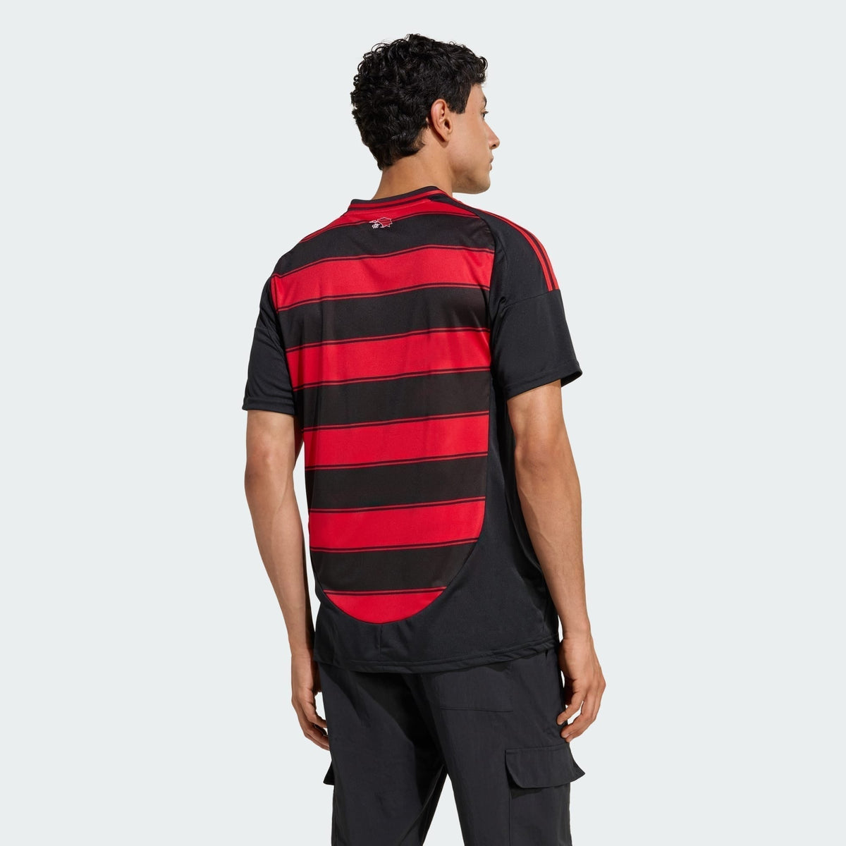 Camisa Adidas Flamengo 2025/26 I L. ARAÚJO N° 7, detalhe da gola