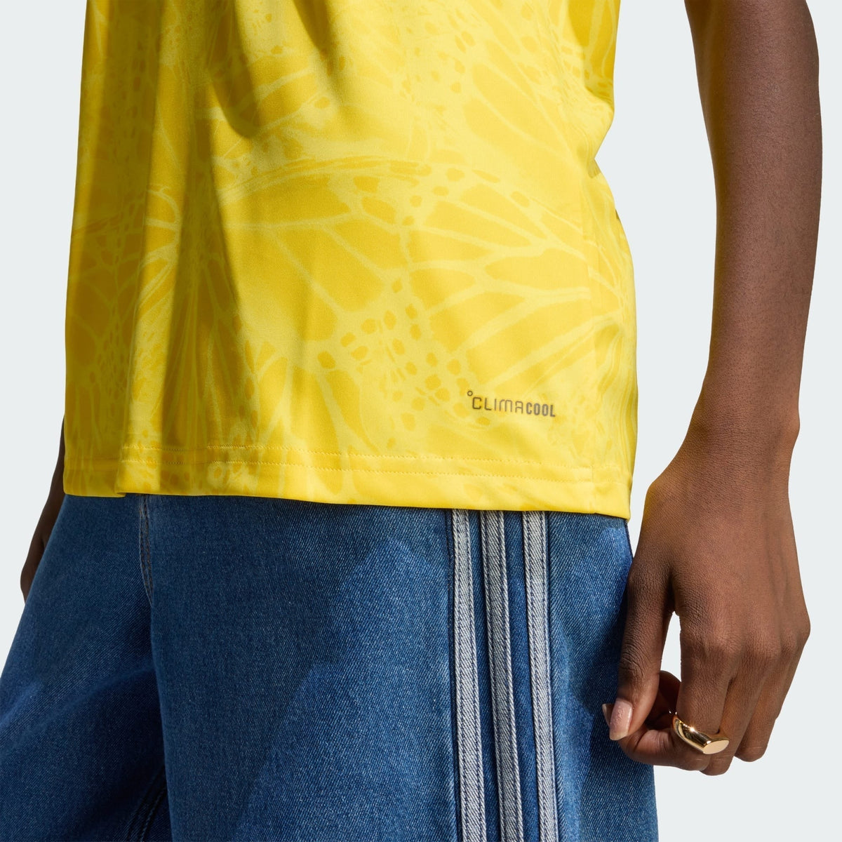 Camisa Feminina Colômbia 2026/27 I, detalhe da gola