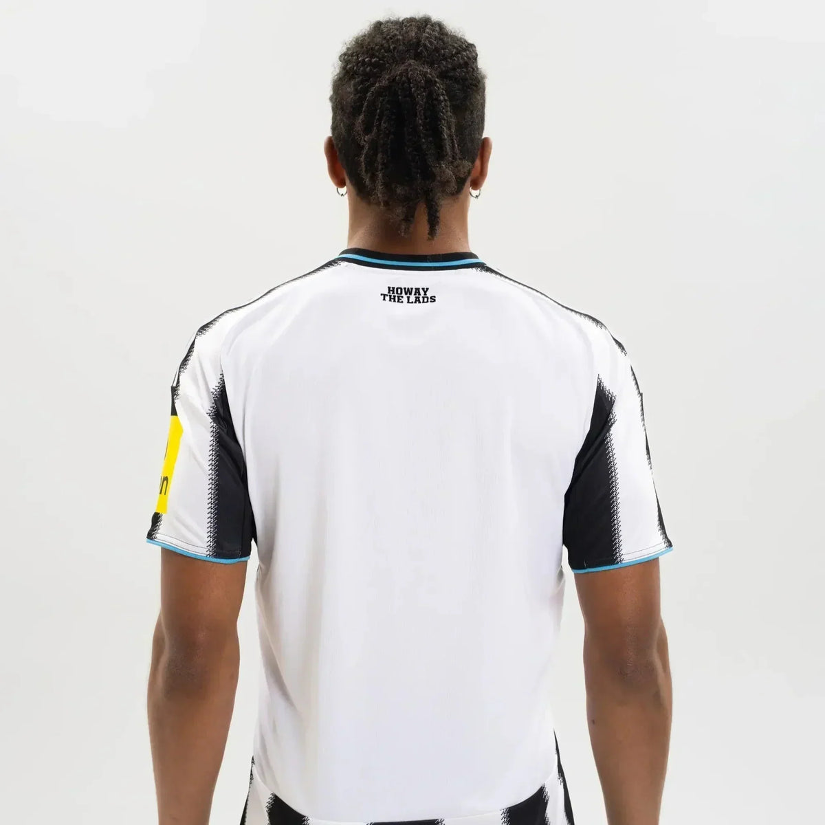 Camisa Adidas Newcastle 2025/26 I Torcedor, detalhe do escudo
