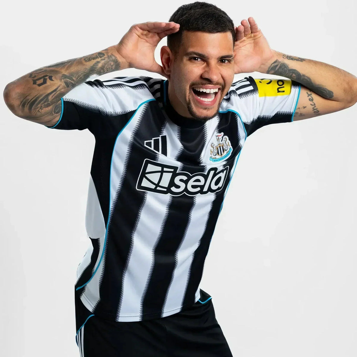 Camisa adidas Newcastle 2025/26 I, detalhe da manga