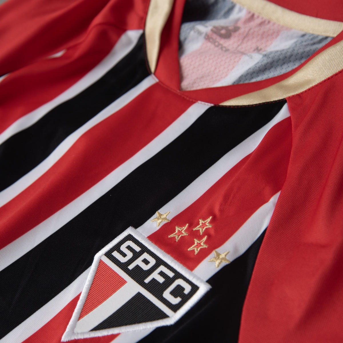 Camisa New Balance São Paulo 2025/26 II, detalhe do escudo