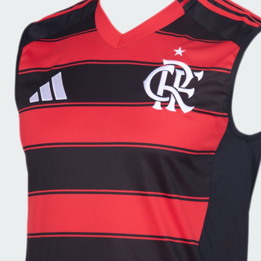 Regata Adidas Flamengo 2025/26 I, detalhe do escudo