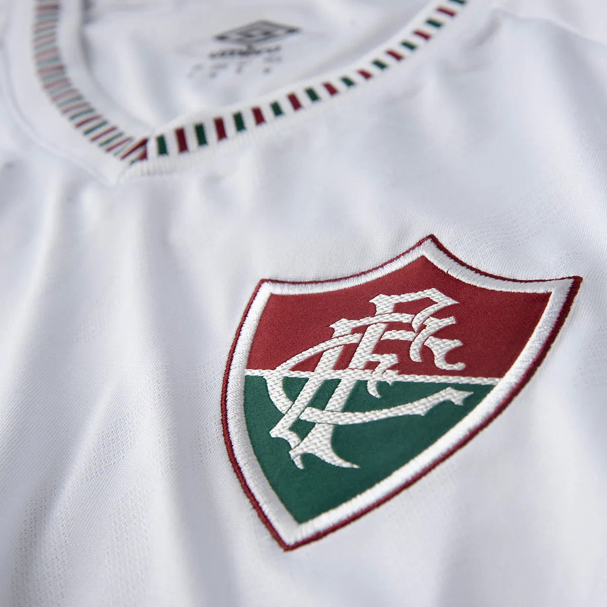 Camisa Umbro Fluminense 2025/26 II, detalhe do escudo