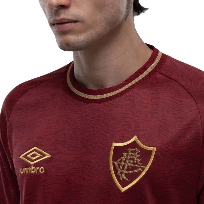 Camisa Umbro Fluminense 2025/26 III, detalhe do escudo