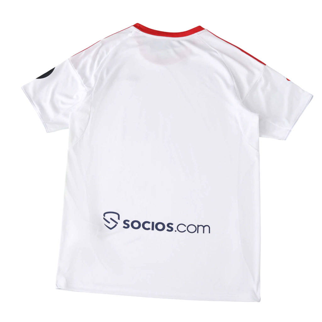 Camisa Sevilla 2025/26 I, detalhe do escudo