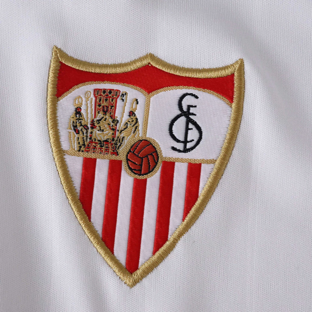 Camisa Sevilla 2025/26 I, detalhe da manga