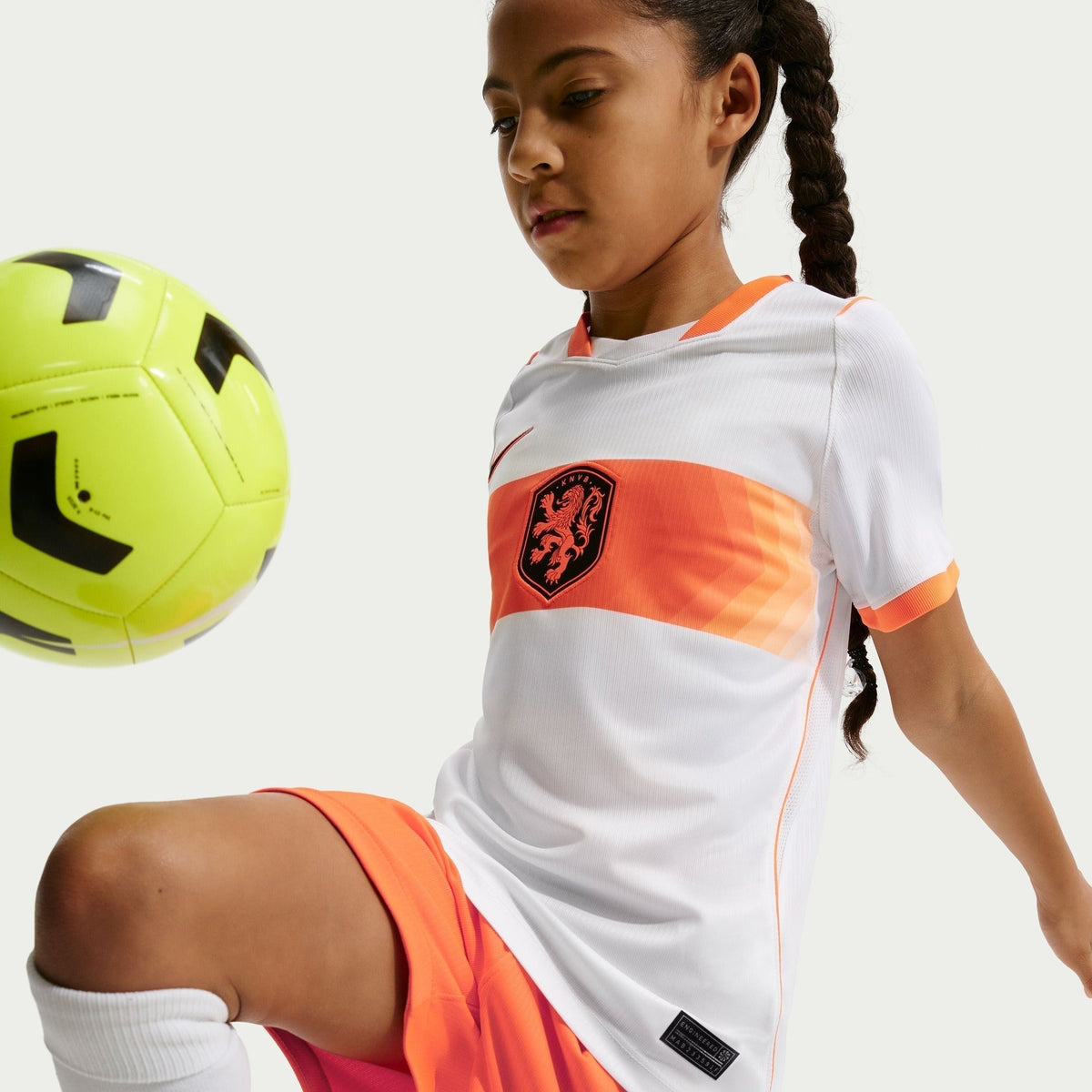 Conjunto Infantil Holanda 2026/27 II, detalhe da gola