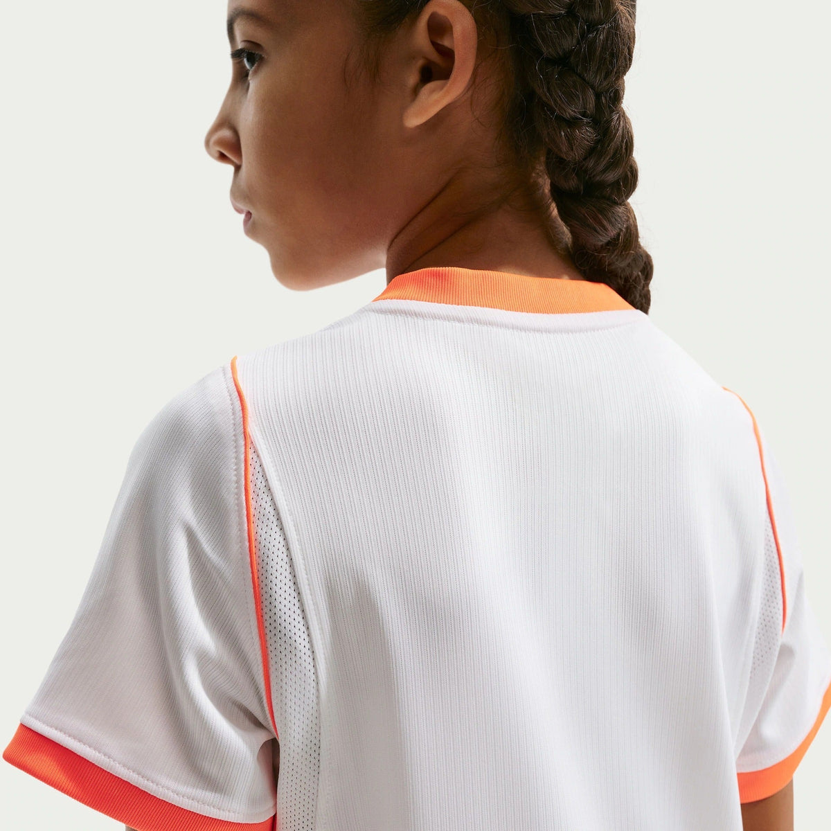 Conjunto Infantil Holanda 2026/27 II, vista de frente