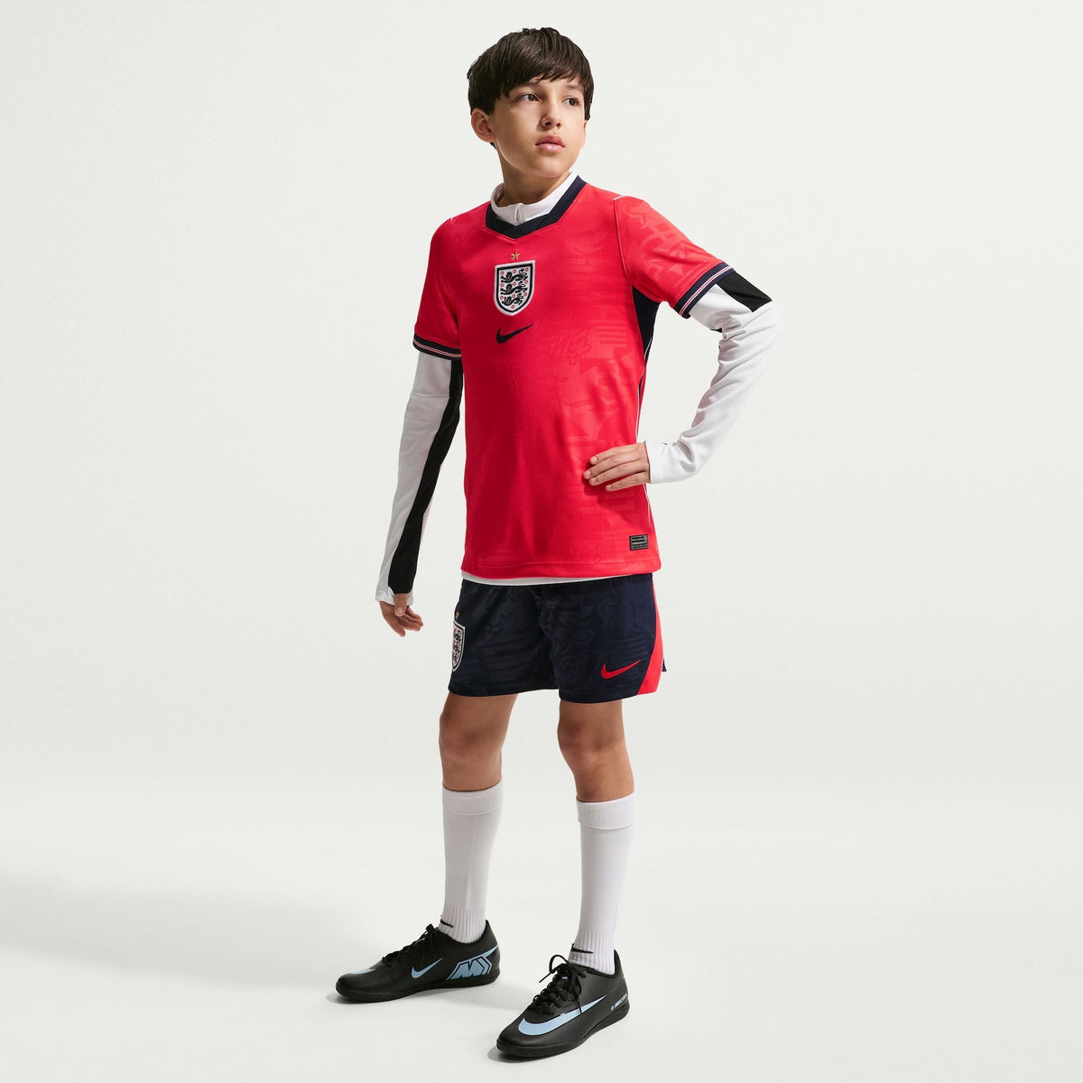 Conjunto Infantil Inglaterra 2026/27 I Kit, detalhe do escudo