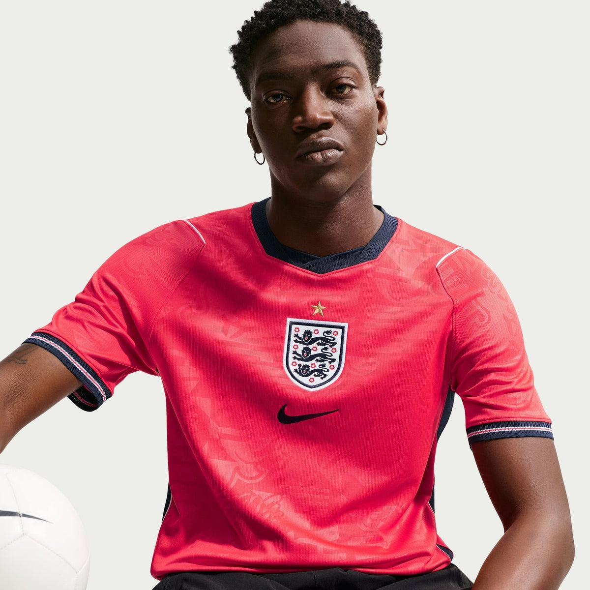 Camisa Inglaterra 2026/27 I, detalhe do escudo