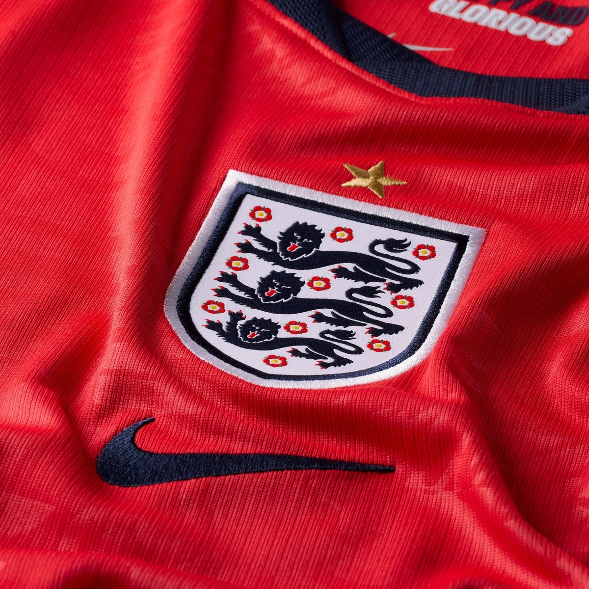 Camisa Inglaterra 2026/27 I, detalhe da gola