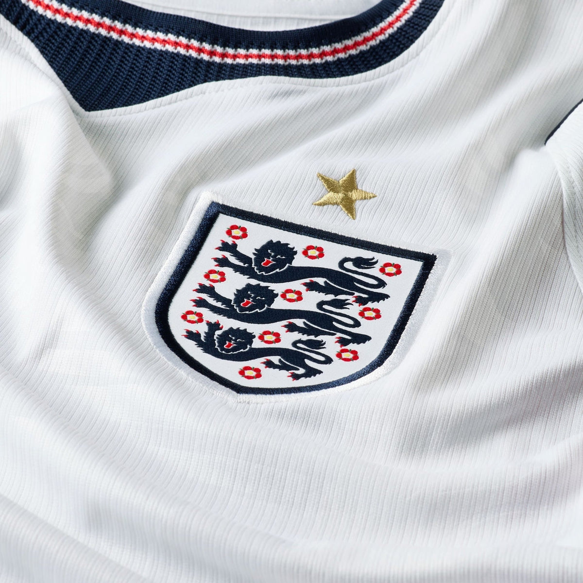 Camisa Inglaterra 2026/27 II, detalhe do escudo