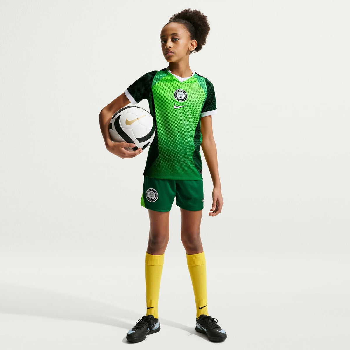 Conjunto Infantil Nigéria 2026/27 I Kit, detalhe do escudo