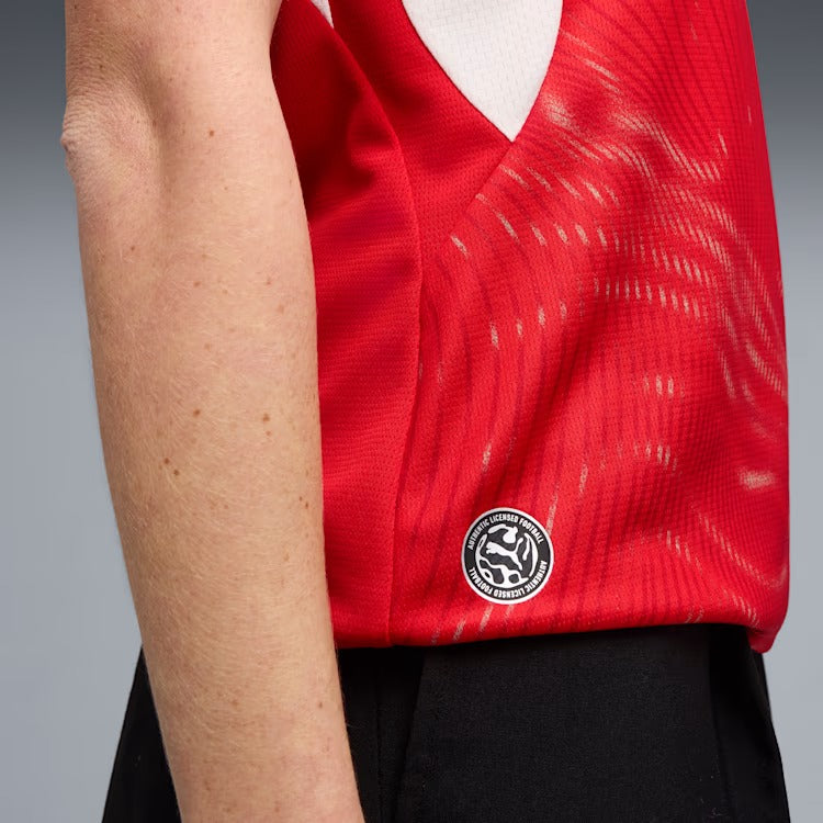 Camisa Feminina Suíça 2026/27 I, detalhe do escudo