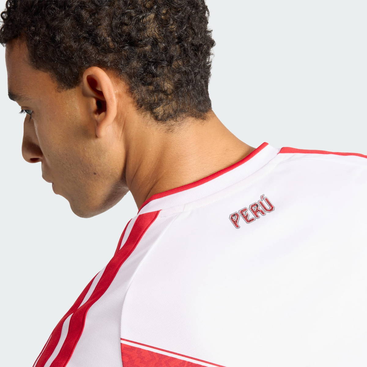 Camisa Adidas Peru 2026/27 I, detalhe da manga